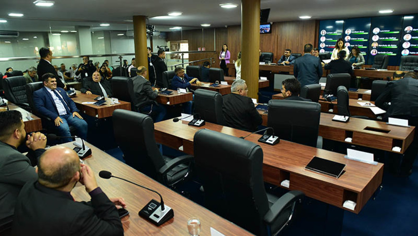 Imagem 1 -  Criação do Programa Jovem Futuro é aprovada por unanimidade na Câmara de Mossoró. Previsto no Projeto de Lei do Executivo 54/2023, o programa é uma iniciativa da Prefeitura para ofertar a jovens formação cidadã, qualificação profissional e formação em empreendedorismo. Como foi aprovado sem alterações, nesta terça-feira (23), o projeto segue à sanção da Prefeitura. O texto autoriza à Prefeitura firmar parcerias com outros entes estatais e organizações da sociedade para viabilizar o Programa Jovem do Futuro.