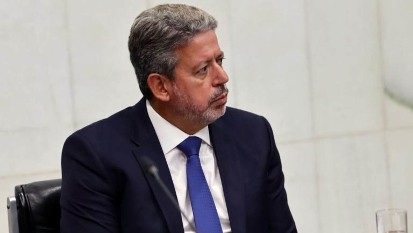 Imagem 1 - Lira diz que poderes estão em sintonia para aprovação do novo arcabouço fiscal e da reforma tributária. O presidente da Câmara, Arthur Lira (PP-AL), se reuniu nesta terça-feira (23) com o presidente do Senado, Rodrigo Pacheco, com o ministro da Fazenda, Fernando Haddad, e os relatores das duas matérias na Câmara, os deputados Claudio Cajado (PP-BA), do novo regime fiscal, e Aguinaldo Ribeiro (PP-PB), da reforma tributária. Ele ressaltou a importância do diálogo entre governo, Congresso e setor produtivo sobre os dois temas para melhorar o ambiente de negócios no País e que trarão consequências importantes para o desenvolvimento do Brasil. Imagem 1 - Lira diz que poderes estão em sintonia para aprovação do novo arcabouço fiscal e da reforma tributária. O presidente da Câmara, Arthur Lira (PP-AL), se reuniu nesta terça-feira (23) com o presidente do Senado, Rodrigo Pacheco, com o ministro da Fazenda, Fernando Haddad, e os relatores das duas matérias na Câmara, os deputados Claudio Cajado (PP-BA), do novo regime fiscal, e Aguinaldo Ribeiro (PP-PB), da reforma tributária. Ele ressaltou a importância do diálogo entre governo, Congresso e setor produtivo sobre os dois temas para melhorar o ambiente de negócios no País e que trarão consequências importantes para o desenvolvimento do Brasil.