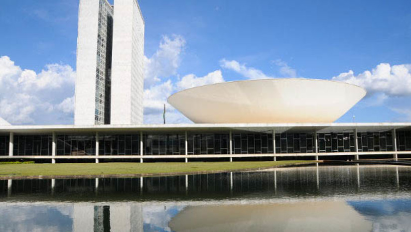 Imagem 1 -  [COLUNA ESPLANADA] Além de intensificar a liberação de emendas parlamentares para tentar evitar nova derrota na votação do arcabouço fiscal, o Governo afaga deputados com a promessa de que recursos represados desde a gestão do ex-presidente Jair Bolsonaro também serão destravados nos próximos dias. O levantamento dos chamados “restos a pagar” está sendo feito a toque de caixa pelos ministérios. Às vésperas da votação do arcabouço, o Ministério da Saúde liberou mais de R$ 1,2 bi em emendas.