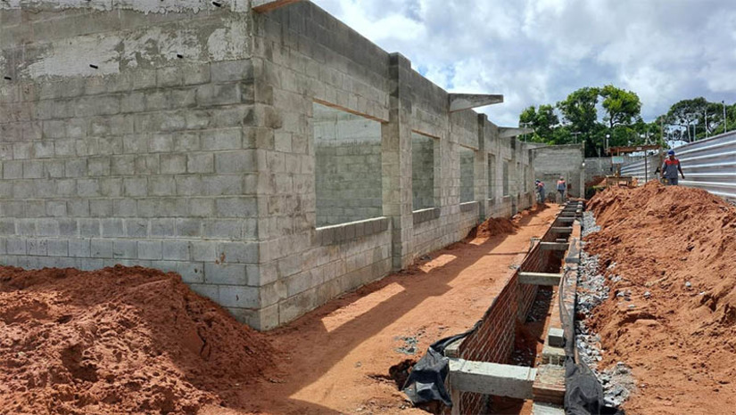 Imagem 1 -  Projeto dos IERNs seguem modelo de construção mais sustentável . As obras dos IERNs seguem avançando em 10 municípios do estado. Após sua conclusão, cada unidade contará com 12 salas de aula, laboratórios, biblioteca, auditório, espaços de convivência, quadra poliesportiva e bloco administrativo. “Toda estrutura foi projetada para que a execução do projeto pudesse ser feita dentro de um modelo de construção mais sustentável possível e para que a instituição possa adotar uma série de medidas de maior eficiência energética e aproveitamento de recursos naturais, com soluções como reúso das águas pluviais, áreas verdes e captação de energia solar por meio de painéis fotovoltaicos”, afirmou o secretário da Infraestrutura Gustavo Coelho. 