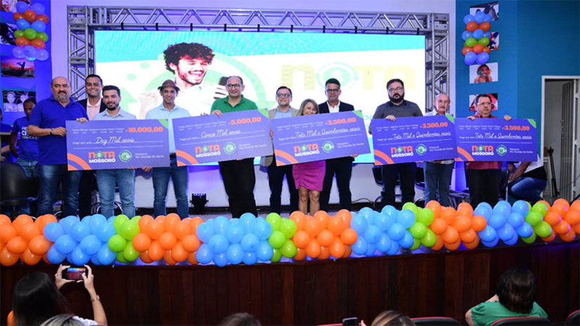 Imagem 1 - “Estou muito feliz em ter sido um dos ganhadores dessa primeira edição”, diz ganhador do Nota Mossoró. A entrega dos prêmios aos primeiros ganhadores do novo programa de educação fiscal promovido pela Prefeitura de Mossoró aconteceu nesta terça-feira (23), no auditório da Estação das Artes Elizeu Ventania. O Nota Mossoró visa conscientizar a população quanto à importância econômica dos tributos e sua função, além de incentivar as pessoas a solicitarem nota fiscal na contratação de serviços, fomentando a economia local. No total, mais de R$ 25 mil foram sorteados, contemplando cinco vencedores. Imagem 1 - “Estou muito feliz em ter sido um dos ganhadores dessa primeira edição”, diz ganhador do Nota Mossoró. A entrega dos prêmios aos primeiros ganhadores do novo programa de educação fiscal promovido pela Prefeitura de Mossoró aconteceu nesta terça-feira (23), no auditório da Estação das Artes Elizeu Ventania. O Nota Mossoró visa conscientizar a população quanto à importância econômica dos tributos e sua função, além de incentivar as pessoas a solicitarem nota fiscal na contratação de serviços, fomentando a economia local. No total, mais de R$ 25 mil foram sorteados, contemplando cinco vencedores.