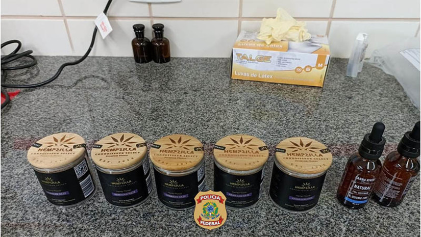 Imagem 1 - PF apreende maconha “gourmet” e vidros de óleo da droga nos Correios de Natal. A apreensão aconteceu na segunda-feira (22). O material, que é comumente utilizado em cigarros eletrônicos, foi importado ilegalmente dos Estados Unidos. O entorpecente apreendido, cerca de 35 gramas de maconha “gourmet”, além de dois vidros de óleo da droga, chegou através de encomenda e estava distribuído em cinco potes plásticos. Segundo a PF, ele é mais caro, tem um maior grau de pureza e apresenta efeito bem mais potente do que a mesma droga encontrada no Brasil. Não houve prisões. Esta foi a primeira apreensão de maconha por via postal, importada dos Estados Unidos, feita pela Polícia Federal no Rio Grande do Norte. Imagem 1 - PF apreende maconha “gourmet” e vidros de óleo da droga nos Correios de Natal. A apreensão aconteceu na segunda-feira (22). O material, que é comumente utilizado em cigarros eletrônicos, foi importado ilegalmente dos Estados Unidos. O entorpecente apreendido, cerca de 35 gramas de maconha “gourmet”, além de dois vidros de óleo da droga, chegou através de encomenda e estava distribuído em cinco potes plásticos. Segundo a PF, ele é mais caro, tem um maior grau de pureza e apresenta efeito bem mais potente do que a mesma droga encontrada no Brasil. Não houve prisões. Esta foi a primeira apreensão de maconha por via postal, importada dos Estados Unidos, feita pela Polícia Federal no Rio Grande do Norte.