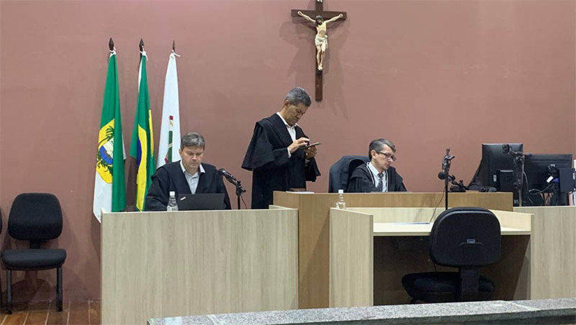 Imagem 1 -  Pedreiro vai a júri popular por tentar matar servidor do HRTM com um tensiômetro de coluna. Francisco Canindé Oliveira dos Santos, de 45 anos, senta no banco dos réus do Fórum Municipal Desembargador Silveira nesta quinta-feira (25), onde será julgado pela tentativa de homicídio contra Wilkerson Roberto Brito de Oliveira. O caso aconteceu no dia 10 de março de 2021, nas dependências do Hospital Regional Tarcísio Maia, em Mossoró. O réu aguardava por um exame, quando pegou  um tensiômetro de coluna, aparelho utilizado para medição de pressão, e desferiu vários golpes contra a vítima. A motivação do ataque é desconhecida.