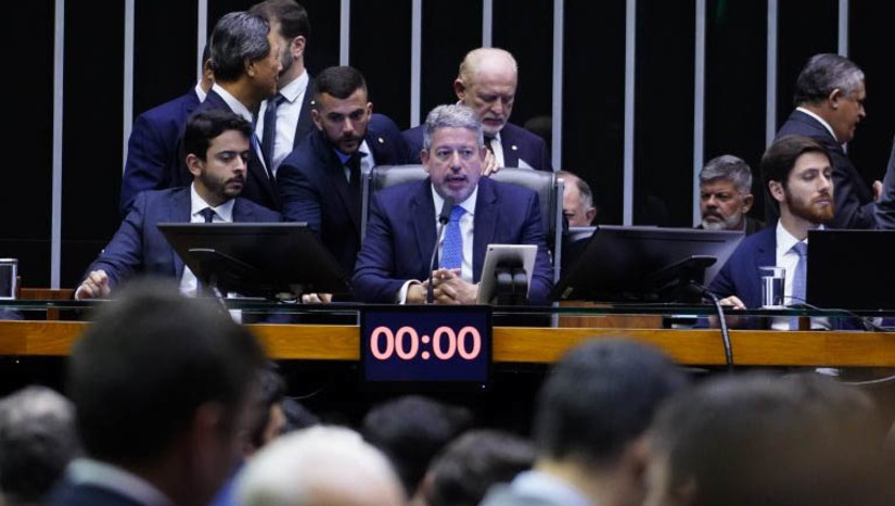 Imagem 1 - Votação do PL do Novo Arcabouço fiscal é concluída na Câmara; projeto segue para o Senado. O texto aprovado nesta quarta-feira (24) é um substitutivo do relator, deputado Claudio Cajado (PP-BA), para o Projeto de Lei Complementar (PLP) 93/23, do Poder Executivo. Nas votações, o Plenário rejeitou todos os destaques apresentados pelos partidos na tentativa de mudar trechos do texto. Segundo o projeto aprovado, as regras procuram manter as despesas abaixo das receitas a cada ano e, se houver sobras de receitas, deverão ser usadas apenas em investimentos, buscando trajetória de sustentabilidade da dívida pública. Imagem 1 - Votação do PL do Novo Arcabouço fiscal é concluída na Câmara; projeto segue para o Senado. O texto aprovado nesta quarta-feira (24) é um substitutivo do relator, deputado Claudio Cajado (PP-BA), para o Projeto de Lei Complementar (PLP) 93/23, do Poder Executivo. Nas votações, o Plenário rejeitou todos os destaques apresentados pelos partidos na tentativa de mudar trechos do texto. Segundo o projeto aprovado, as regras procuram manter as despesas abaixo das receitas a cada ano e, se houver sobras de receitas, deverão ser usadas apenas em investimentos, buscando trajetória de sustentabilidade da dívida pública.