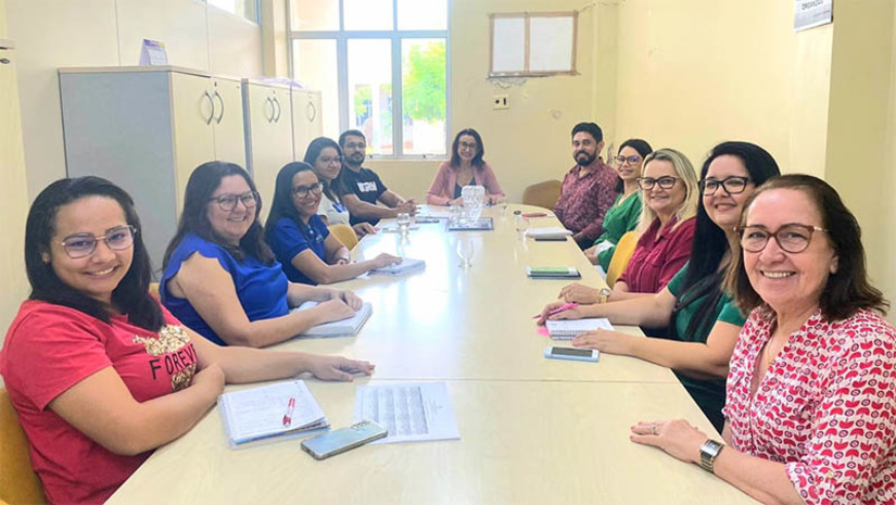 Imagem 1 - PMM e UERN debatem avanços na contratação de estagiários oriundos da universidade. “Hoje, são aproximadamente 700 estagiários auxiliando alunos com deficiência matriculados em nossas unidades de ensino, tanto na zona urbana quanto na zona rural. Boa parte desses estagiários vem da nossa Uern, instituição parceira da Prefeitura e que vem contribuindo de maneira significativa nesse processo de inclusão que estamos efetivando nesta gestão”, pontou Hubeônia. Imagem 1 - PMM e UERN debatem avanços na contratação de estagiários oriundos da universidade. “Hoje, são aproximadamente 700 estagiários auxiliando alunos com deficiência matriculados em nossas unidades de ensino, tanto na zona urbana quanto na zona rural. Boa parte desses estagiários vem da nossa Uern, instituição parceira da Prefeitura e que vem contribuindo de maneira significativa nesse processo de inclusão que estamos efetivando nesta gestão”, pontou Hubeônia.