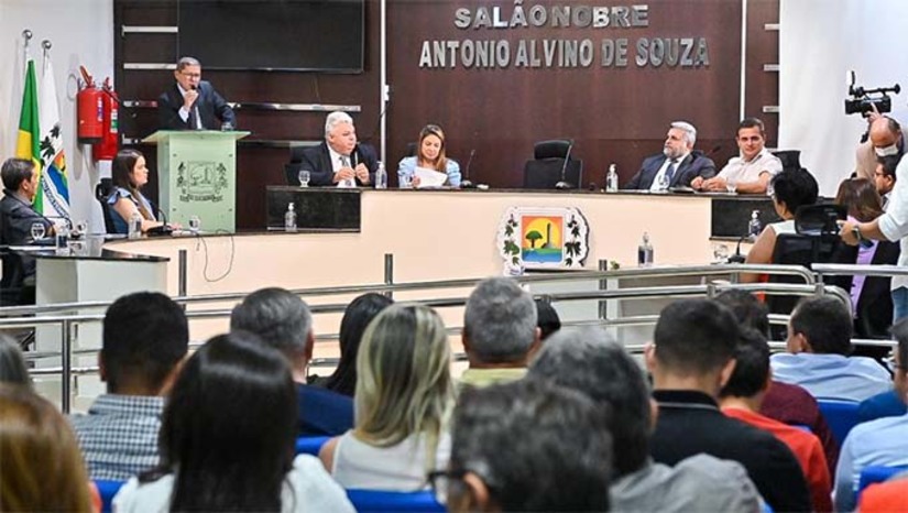 Imagem 1 -  Prefeitos de mais de 20 municípios, vereadores, secretários municipais, além de representantes da sociedade civil organizada, representantes do Governo do Estado, Universidade Federal do Semi Árido e Unidade Estadual do RN, participaram de audiência pública, na manhã desta sexta-feira (26), na Câmara dos Vereadores de Pau dos Ferros, sobre situação das rodovias localizadas na região do Alto Oeste Potiguar e os impactos negativos causados pela falta de manutenção. A diretora-geral do DER, Natércia Shirlei Nunes, participou da audiência representando o governo do estado e apresentou um calendário de obras de recuperação e manutenção das rodovias para 2023, contemplando os municípios do Alto Oeste Potiguar.