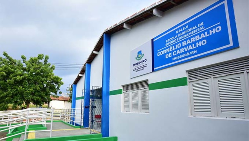 Imagem 1 -  A Escola Municipal Cornélio Barbalho de Carvalho, localizada na comunidade Riacho Grande, zona rural de Mossoró, foi completamente revitalizada e agora está em condições adequadas para receber alunos, professores e toda a comunidade. É a primeira vez, em mais de 40 anos de existência, que a escola passa por uma ampla manutenção. A entrega acontece próxima terça-feira (30), às 16h. Desde o início da gestão municipal 18 unidades de educação já foram entregues à população mossoroense.