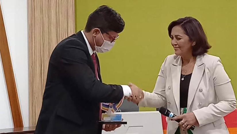 Imagem 1 -  A Comunicação da SEAP havia informado a imprensa do RN que estava sendo aberto uma investigação contra Fabrício Amaro (na foto, recebendo comenda da delegada Sheila Freitas) e outros três policiais penais por ter retirado duas detentas trans das celas e ficado com elas trancados numa sala por 40 minutos e também por ter saído com as duas do Presídio numa viatura da SEAP.  Concluído o Processo Administrativo Disciplinar (PAD), se comprovou que Fabrício Amaro estava apenas investigando uma denúncia de que as duas detentas estavam sendo coagidas para incriminar dois policiais penais da unidade prisional e, portanto, não cometeu nenhuma infração que havia sido relatado a comunicação da SEAP à imprensa.