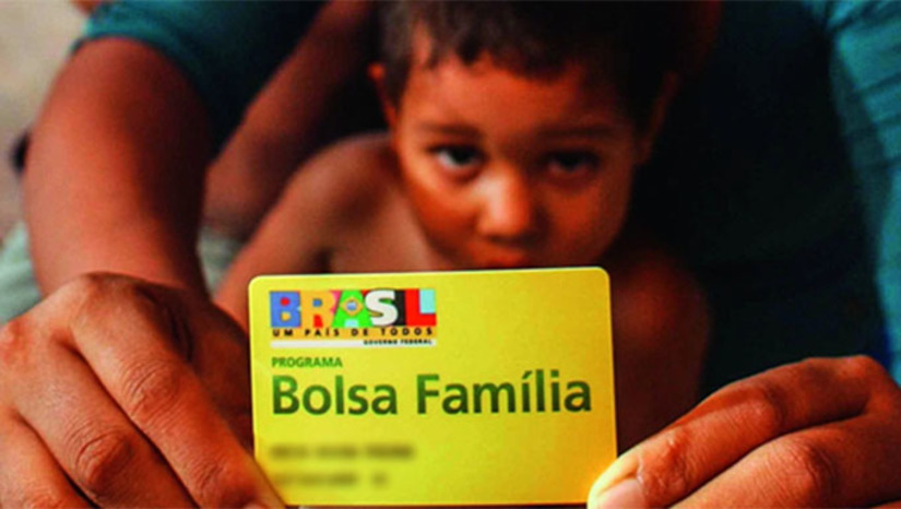 Imagem 1 - Enquanto política de estado, o Bolsa Família é um programa que passa por revisões e atualizações constantes, visando aprimorar sua eficiência e garantir que os recursos sejam direcionados às famílias que realmente necessitam. Portanto, é fundamental que os beneficiários estejam informados sobre as mudanças implementadas pelo Governo, a fim de se adaptarem às novas regras e evitarem problemas futuros. Imagem 1 - Enquanto política de estado, o Bolsa Família é um programa que passa por revisões e atualizações constantes, visando aprimorar sua eficiência e garantir que os recursos sejam direcionados às famílias que realmente necessitam. Portanto, é fundamental que os beneficiários estejam informados sobre as mudanças implementadas pelo Governo, a fim de se adaptarem às novas regras e evitarem problemas futuros.