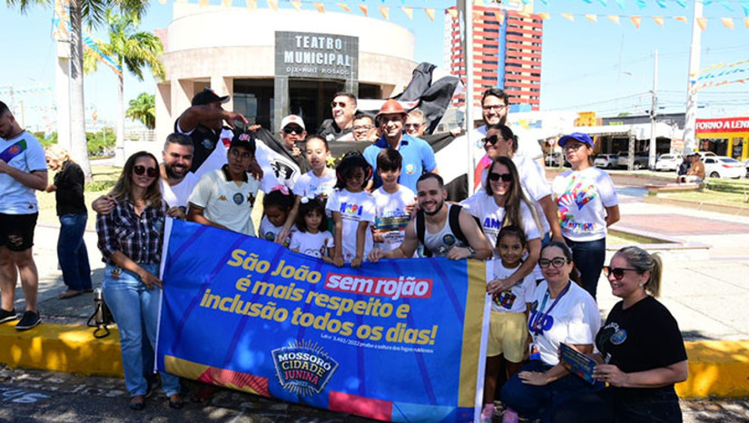 Imagem 1 -  A informação foi repassada à imprensa pelo prefeito Allyson Bezerra durante blitz realizada no Centro de Mossoró neste sábado, 27, conscientizando as pessoas a seguirem a lei, para não soltar rojões em respeito aos idosos, as crianças, aos autistas e também aos animais; Ainda segundo o prefeito, a proibição para as bandas não soltarem fogos ruidodos durante seus shows está previsto no Contrato.