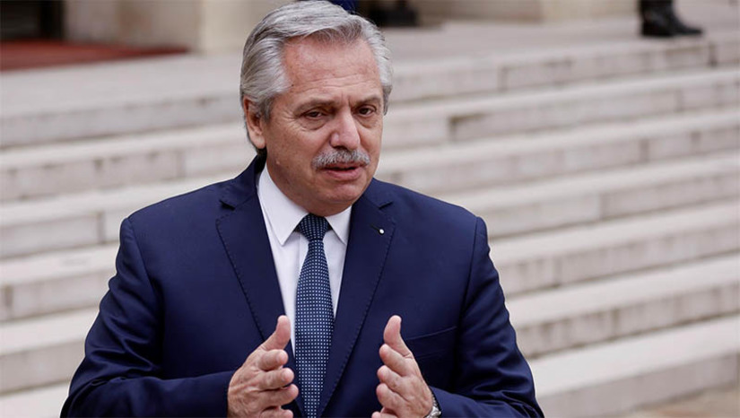 Imagem 1 -  [COLUNA ESPLANADA] A Argentina está sem reservas líquidas, quebrada, e o presidente Alberto Fernandez veio ao Brasil atrás de ajuda. Mas ele acaba de comprar um belo e novíssimo avião por US$ 25 milhões. O Boeing 757-200 adaptado para ser o avião presidencial de Fernandez e da vice-presidente Cristina Kirchner decolou de Miami e aterrissou no Aeroparque, coração de Buenos Aires, na última quinta-feira. Fernandez esteve em Brasília na primeira semana de maio passando o pires para pedir dinheiro emprestado. Não rolou. Mas o Governo do Brasil lançou uma linha de crédito extraordinário para ajudar mais de 200 empresas brasileiras que exportam para o país Hermano, a fim de aumentar e facilitar o consumo dos argentinos. No G7, no Japão, o presidente Lula da Silva ainda pediu ajuda do FMI para o país vizinho.
