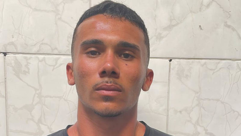 Imagem 1 -  Último envolvido nos ataques criminosos no RN é preso em Areia Branca. Nafthally Kevinny Almeida Fernandes, conhecido como “Kevinho”, de 19 anos, foi preso nas primeiras horas da manhã desta segunda-feira (29), na Baixa da Maré. O homem possuía três mandados de prisão em aberto e era o último suspeito identificado pelas investigações, por ter envolvimento com os ataques criminosos ao patrimônio público, ocorridos no RN no mês de março desde ano.  Contra “Kevinho” ainda consta acusação de tráfico de drogas ilícitas na cidade de Areia Branca, sendo considerado como o chefe da localidade conhecida como Baixa da Maré.