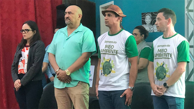 Imagem 1 -  O gestor afirma que despoluir o rio e urbaniza-lo é o grande desafio as autoridades. Observou que cabe a CAERN/Governo do Estado concluir o saneamento básico e não mais jogar esgoto no leito do rio e cabe a Prefeitura investir na urbanização das margens do rio, tornando-o agradável a população. Allyson volta a criticar os serviços da CAERN e diz que é preciso um amplo debate sobre o assaunto. As colocações do prefeito Allyson Bezerra foi um pouco antes do lançamento da Semana do Meio Ambiente, na tarde desta segunda-feira, 29, na Estação das Artes Eliseu Ventania, no Centro de Mossoró. 
