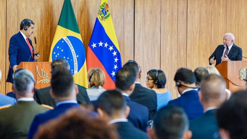 Imagem 1 - “Recuperamos o direito de fazer políticas internacionais com seriedade”, diz Lula. O presidente do Brasil concedeu entrevista coletiva, nesta segunda-feira (29), após reunião com o presidente da Venezuela, Nicolás Maduro, que esteve em Brasília para uma reunião bilateral, no Palácio do Planalto. Segundo Lula, um dos principais objetivos do encontro é recuperar o patamar comercial entre os dois países, que hoje caiu para menos de um terço do total registrado em 2013. “A gente tinha uma relação comercial que teve fluxo de praticamente US$ 6,6 bilhões e hoje tem pouco menos de US$ 2 bilhões. Isso é ruim para a Venezuela e é ruim para o Brasil”, disse. Imagem 1 - “Recuperamos o direito de fazer políticas internacionais com seriedade”, diz Lula. O presidente do Brasil concedeu entrevista coletiva, nesta segunda-feira (29), após reunião com o presidente da Venezuela, Nicolás Maduro, que esteve em Brasília para uma reunião bilateral, no Palácio do Planalto. Segundo Lula, um dos principais objetivos do encontro é recuperar o patamar comercial entre os dois países, que hoje caiu para menos de um terço do total registrado em 2013. “A gente tinha uma relação comercial que teve fluxo de praticamente US$ 6,6 bilhões e hoje tem pouco menos de US$ 2 bilhões. Isso é ruim para a Venezuela e é ruim para o Brasil”, disse.