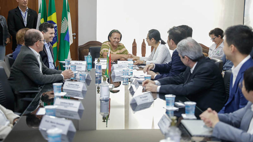 Imagem 1 -  Mais duas empresas chinesas sinalizam interesse no projeto do Porto-Indústria Verde do RN. A governadora Fátima Bezerra apresentou o projeto do empreendimento, nesta segunda-feira (29), a um grupo de investidores chineses da China Communications Construction Company (CCCC), uma das maiores empresas de infraestrutura do mundo, e da Concremat Engenharia (representante da CCCC no Brasil).  As empresas sinalizaram que irão assinar um Termo de Cooperação com o Governo do Estado para a viabilidade de parceria no projeto.