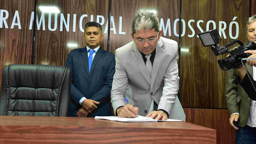 Imagem 1 -  Novos vereadores: Tony Cabelos e Ozaniel Mesquita são empossados na Câmara de Mossoró. Eles substituem Naldo Feitosa e Lamarque Oliveira, cassados pelo TSE. A cerimônia de posse aconteceu nesta terça-feira (30). Parlamentares na legislatura passada (2017/2020), Tony Cabelos e Ozaniel Mesquita obtiveram 2.219 e 1.460 votos, respectivamente, na eleição de 2020 e estavam na suplência. Com a diplomação, realizada sexta-feira (26), assumem como titulares para mandatos de 30 de maio de 2023 a 31 de dezembro de 2024. 