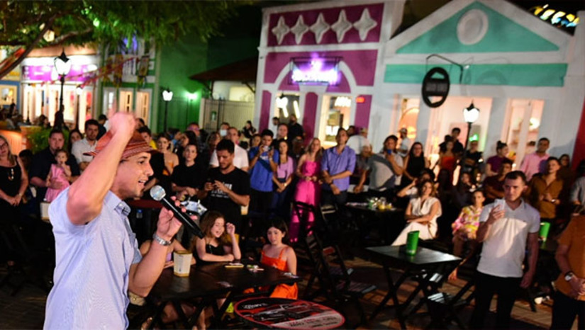 Imagem 1 -  Praça da Convivência foi reaberta ao público nesta noite de terça-feira (30), com 23 lojas, gerando 300 empregos diretos e indiretos. O prefeito Allyson Bezerra, em discurso no local lembra que recebeu a estrutura quando assumiu totalmente destruída, assim como muitos outros prédios públicos, e recuperou completamente. Agora coloca em funcionamento através de parceria com a iniciativa privada. Os comerciantes analisam como “oportunidade maravilhosa”.