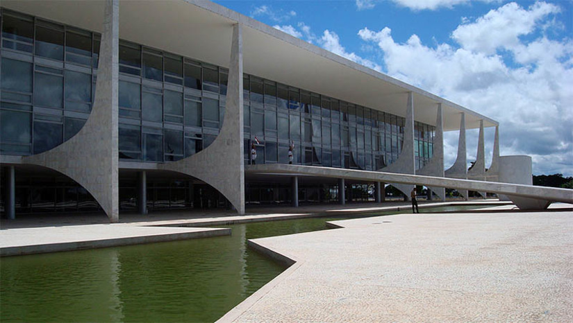Imagem 1 -  [COLUNA ESPLANADA] Diante de mais uma provável derrota no Congresso, o Planalto traçou um plano B para manter mudanças previstas em Medidas Provisórias que estão prestes a perderem a validade. Uma delas – a MP que estabeleceu um adicional de 50% no programa Auxílio Gás– caduca na sexta-feira. Caso não seja votada, o Governo pretende assegurar o pagamento extra por meio de decreto. Outra MP, que restituiu o chamado “voto de qualidade” do Conselho de Administração de Recursos Fiscais (Carf), também perde a validade na sexta. Avisado com antecedência por líderes de que a medida não será votada, o Palácio do Planalto decidiu enviar ao Congresso Nacional um projeto de lei – com mesmo teor – que tramita em caráter de urgência.
