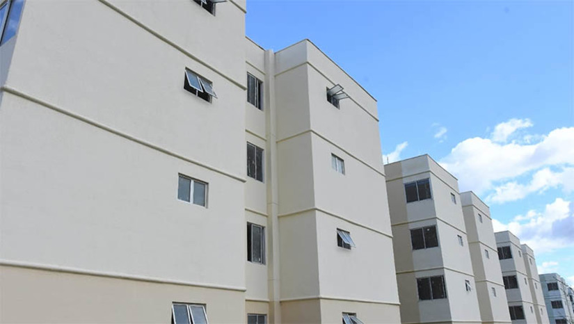 Imagem 1 -  300 apartamentos do Residencial Mossoró III devem ser concluídos ainda em 2023. Na tarde desta terça-feira (30), o prefeito Allyson Bezerra, esteve no local para uma visita técnica às obras que acabaram de ser retomadas. O gestor esteve acompanhado do secretário municipal de Programas e Projetos Estratégicos, Almir Mariano, e do gerente de Habitação da Caixa Econômica no Rio Grande do Norte, Ítalo Neves. O Residencial Mossoró III faz parte de um complexo habitacional de três condomínios com 300 apartamentos cada. No total, mais de 3,5 mil famílias serão beneficiadas com o complexo. 