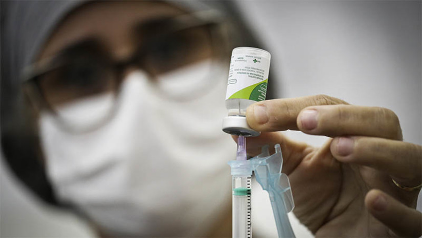 Imagem 1 - Com apenas 33% da população imunizada, RN prorroga a Campanha de Vacinação contra a Influenza. Mais de 300 mil pessoas foram vacinadas contra a influenza no estado, mas o número ainda está distante da meta estabelecida. A ampliação da campanha é necessária no momento em que o sistema de saúde enfrenta uma forte pressão especialmente de casos de síndromes gripais. "Estamos fazendo um apelo para a população, principalmente os grupos prioritários. Observamos que esses grupos são os que tem maior número de hospitalização e óbito. Estamos vivendo uma sazonalidade de influenza e outras doenças respiratórias e a vacinação garante o não agravamento", explica Laiane Graziela, coordenadora do Programa Estadual de Imunização. Imagem 1 - Com apenas 33% da população imunizada, RN prorroga a Campanha de Vacinação contra a Influenza. Mais de 300 mil pessoas foram vacinadas contra a influenza no estado, mas o número ainda está distante da meta estabelecida. A ampliação da campanha é necessária no momento em que o sistema de saúde enfrenta uma forte pressão especialmente de casos de síndromes gripais. "Estamos fazendo um apelo para a população, principalmente os grupos prioritários. Observamos que esses grupos são os que tem maior número de hospitalização e óbito. Estamos vivendo uma sazonalidade de influenza e outras doenças respiratórias e a vacinação garante o não agravamento", explica Laiane Graziela, coordenadora do Programa Estadual de Imunização.