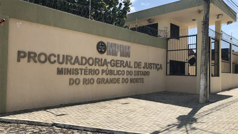 Imagem 1 - Caso Eliel: procuradora dá parecer favorável ao desaforamento do julgamento dos acusados. “Nesse diapasão, diante dos elementos apontados, faz-se imperioso, sim, que o julgamento seja realizado em outra localidade, em face da dúvida sobre a imparcialidade do Conselho de Sentença do Tribunal do Júri da Comarca de Mossoró/RN, uma vez que os fatos denotam uma possível e provável influência apta a interferir no decisum”, escreveu a procuradora Naide Maria Pinheiro, da 3ª Procuradora de Justiça. Em seu parecer, a procuradora opinou favorável ao pedido da defesa, para que os três réus sejam julgados em outra comarca. Os advogados alegam que a sociedade mossoroense já está motivada a condená-los, mesmo antes do julgamento. Imagem 1 - Caso Eliel: procuradora dá parecer favorável ao desaforamento do julgamento dos acusados. “Nesse diapasão, diante dos elementos apontados, faz-se imperioso, sim, que o julgamento seja realizado em outra localidade, em face da dúvida sobre a imparcialidade do Conselho de Sentença do Tribunal do Júri da Comarca de Mossoró/RN, uma vez que os fatos denotam uma possível e provável influência apta a interferir no decisum”, escreveu a procuradora Naide Maria Pinheiro, da 3ª Procuradora de Justiça. Em seu parecer, a procuradora opinou favorável ao pedido da defesa, para que os três réus sejam julgados em outra comarca. Os advogados alegam que a sociedade mossoroense já está motivada a condená-los, mesmo antes do julgamento.