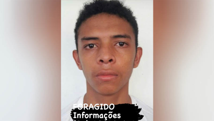 Imagem 1 - Polícia Civil elucida o homicídio ocorrido nas Pedrinhas, em Areia BrancaO crime aconteceu em 23 de janeiro de 2023, nas Pedrinhas. Carlos Emanoel de Souza Avelino, conhecido como “Vaqueirinho”, foi alvejado a tiros, quando chegava em casa, acompanhado do filho, uma criança com necessidades especiais. Segundo a Polícia Civil, o autor dos disparos foi Emanuel Lucas Soares da Silva, o “Luquinha”. Após o crime, o suspeito se escondeu na casa de familiares, comunidade de Casqueira. No entanto, ao saber que estava sendo procurado evadiu-se e encontra-se foragido. Qual informação que possa levar ao seu paradeiro, pode ser enviada de forma anônima para o disque denúncia: (84) 98136 – 6735. Imagem 1 - Polícia Civil elucida o homicídio ocorrido nas Pedrinhas, em Areia BrancaO crime aconteceu em 23 de janeiro de 2023, nas Pedrinhas. Carlos Emanoel de Souza Avelino, conhecido como “Vaqueirinho”, foi alvejado a tiros, quando chegava em casa, acompanhado do filho, uma criança com necessidades especiais. Segundo a Polícia Civil, o autor dos disparos foi Emanuel Lucas Soares da Silva, o “Luquinha”. Após o crime, o suspeito se escondeu na casa de familiares, comunidade de Casqueira. No entanto, ao saber que estava sendo procurado evadiu-se e encontra-se foragido. Qual informação que possa levar ao seu paradeiro, pode ser enviada de forma anônima para o disque denúncia: (84) 98136 – 6735.