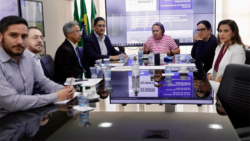 Imagem 1 -  RN tem déficit de 22 mil servidores; gestão quer viabilizar concursos para preencher vagas. A governadora Fátima Bezerra esteve reunida com o secretário estadual da Administração, Pedro Lopes, para discutir a necessidade de recomposição do funcionalismo público estadual. O titular da Sead apresentou à governadora um relatório de levantamento da necessidade de servidores efetivos nos órgãos da administração direta e indireta, bem como uma projeção da evolução das finanças do Estado até 2032. O objetivo é viabilizar concursos que visem o preenchimento dessas vagas, as quais atualmente precisam de autorização do Tribunal de Contas do Estado, por meio de um Termo de Ajuste de Gestão.