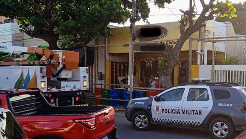 Imagem 1 - O gato de energia é crime previsto no artigo 155 do Código Penal e a pena para o responsável pela irregularidade (fraude, furto ou adulteração de medidor) pode chegar a oito anos de reclusão. Além de crime, o “gato” representa risco de morte a quem faz e a quem está próximo. A ligação clandestina também provoca perturbações no fornecimento de energia da região e pode causar a queima de eletrodomésticos dos vizinhos. “É muito importante que os potiguares saibam que todos nós pagamos pelo prejuízo causado por esse tipo de crime”, lembra Júlio Giraldi, superintendente de Relacionamento com Clientes da Neoenergia Cosern. Imagem 1 - O gato de energia é crime previsto no artigo 155 do Código Penal e a pena para o responsável pela irregularidade (fraude, furto ou adulteração de medidor) pode chegar a oito anos de reclusão. Além de crime, o “gato” representa risco de morte a quem faz e a quem está próximo. A ligação clandestina também provoca perturbações no fornecimento de energia da região e pode causar a queima de eletrodomésticos dos vizinhos. “É muito importante que os potiguares saibam que todos nós pagamos pelo prejuízo causado por esse tipo de crime”, lembra Júlio Giraldi, superintendente de Relacionamento com Clientes da Neoenergia Cosern.