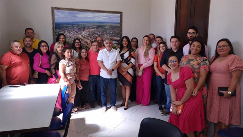 Imagem 1 -  Prefeitura de Governador empossa primeiros diretores e vice-diretores eleitos pela comunidade escolar. O ato de posse foi realizado na manhã desta quarta-feira (31), no Gabinete do Prefeito, e contou com a participação do prefeito Dr. Artur Vale, de secretários municipais, de vereadores e de membros da Comissão Eleitoral de Gestão Democrática. 