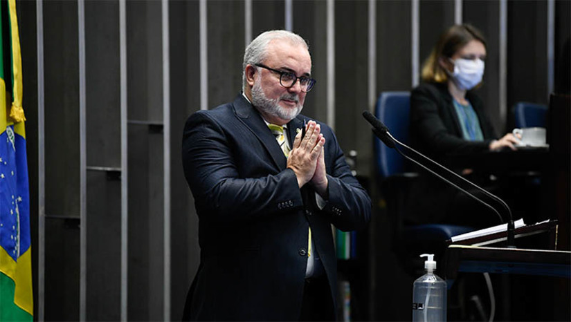 Imagem 1 -  [COLUNA ESPLANADA] Depois de superar a desconfiança inicial de quem achava que ele iria fazer uma política partidária dentro da Petrobras, o presidente Jean Paul Prates capitalizou ações e medidas que reforçaram sua aprovação interna de todos os setores da empresa e do mercado. Como funcionário de carreira, Prates está promovendo a redução progressiva de derivados a fim de baratear o preço dos combustíveis. Aniquilou a política de equidade de preços com o mercado internacional e seu foco agora é “nacionalizar” a mão de obra, fornecedores e grandes serviços – caros e dispendiosos – que estavam sendo prestados por multinacionais. Está muito benquisto dentro do Palácio do Planalto.
