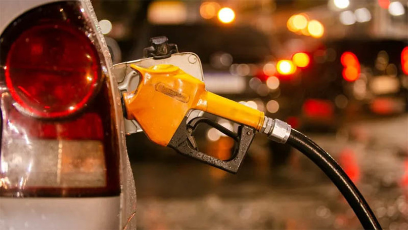 Imagem 1 - ICMS da gasolina passa a ser recolhido com um valor fixo de R$ 1,22 por litro em todo o país. A arrecadação do tributo sobre o combustível deixa de ser cobrado por alíquotas, estipuladas por cada estado, e passa a ser recolhido com um valor fixo nacional, com atualização a cada seis meses. A Secretaria Estadual de Fazenda (Sefaz-RN) acredita que a mudança não deverá trazer grandes impactos no preço do combustível praticado nas bombas no Rio Grande do Norte e estima uma diferença média em torno de apenas R$ 0,03 por litro dos produtos repassado aos consumidores – figurando entre as menores variações entre os estados, onde haverá aumento no preço desses combustíveis. Imagem 1 - ICMS da gasolina passa a ser recolhido com um valor fixo de R$ 1,22 por litro em todo o país. A arrecadação do tributo sobre o combustível deixa de ser cobrado por alíquotas, estipuladas por cada estado, e passa a ser recolhido com um valor fixo nacional, com atualização a cada seis meses. A Secretaria Estadual de Fazenda (Sefaz-RN) acredita que a mudança não deverá trazer grandes impactos no preço do combustível praticado nas bombas no Rio Grande do Norte e estima uma diferença média em torno de apenas R$ 0,03 por litro dos produtos repassado aos consumidores – figurando entre as menores variações entre os estados, onde haverá aumento no preço desses combustíveis.