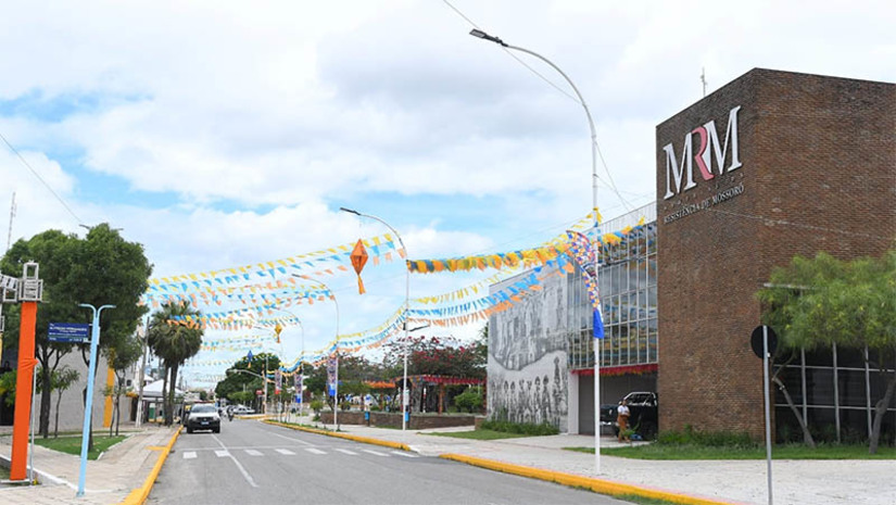Imagem 1 - Veja como fica o trânsito na Rio Branco devido a interdições para o Pingo da Mei Dia. De acordo com a Prefeitura de Mossoró, as intervenções ao longo do Corredor Cultural começaram nesta quinta-feira (1º). Serão nove entradas e saídas, em diferentes pontos, para o evento que abre o São João de Mossoró, neste sábado (3). Todos os acessos serão monitorados por meio de videomonitoramento, com câmeras de reconhecimento facial, além da revista, que fortalece a segurança e impede a entrada de materiais ilícitos à festa. Imagem 1 - Veja como fica o trânsito na Rio Branco devido a interdições para o Pingo da Mei Dia. De acordo com a Prefeitura de Mossoró, as intervenções ao longo do Corredor Cultural começaram nesta quinta-feira (1º). Serão nove entradas e saídas, em diferentes pontos, para o evento que abre o São João de Mossoró, neste sábado (3). Todos os acessos serão monitorados por meio de videomonitoramento, com câmeras de reconhecimento facial, além da revista, que fortalece a segurança e impede a entrada de materiais ilícitos à festa.