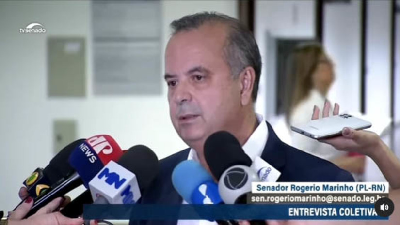 Imagem 1 -  Rogério Marinho diz que “juiz foi induzido a um equívoco” e que continua senador da República. Em entrevista coletiva concedida nesta sexta-feira (2), o senador Rogério Marinho (PL-RN) afirmou que não teve seu mandato cassado e que segue como senador da República pelo pelos próximos 7 anos e 7 meses. Segundo ele, o juiz da primeira instância entendeu como ação dolosa ao erário público, a contratação de uma médica para atendimento à população carente, na época em que ele era presidente da Câmara Municipal de Natal. Nesta quinta-feira (1ª), o congressista foi condenado à perda da função pública, suspensão dos direitos políticos por oito anos e multa, por envolvimento em um suposto esquema de nomeação de cargos fantasmas na CMN. O senador disse que irá recorrer da decisão, que não tem efeitos imediatos.