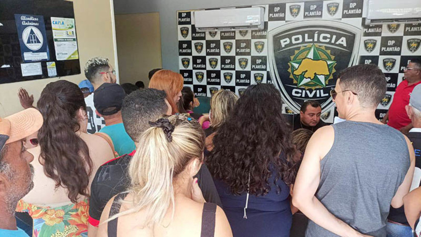 Imagem 1 - Defur já registrou mais de 300 boletins de ocorrência relacionados a furtos durante o Pingo. É grande o movimento na delegacia, na manhã desta segunda-feira (5). De acordo com o delegado Paulo Torres, alguns aparelhos celulares já foram recuperados durante o final de semana e devolvidos aos proprietários. Outros estão chegando na delegacia nesta segunda e podem ser reclamados a partir das 14h. Dr. Paulo ainda reforçou a necessidade de levar o número do IMEI do aparelho para realização do BO, visto que apenas com este dado será possível acionar a Anatel e, futuramente, realizar o rastreio para tentar recuperar o objeto. Imagem 1 - Defur já registrou mais de 300 boletins de ocorrência relacionados a furtos durante o Pingo. É grande o movimento na delegacia, na manhã desta segunda-feira (5). De acordo com o delegado Paulo Torres, alguns aparelhos celulares já foram recuperados durante o final de semana e devolvidos aos proprietários. Outros estão chegando na delegacia nesta segunda e podem ser reclamados a partir das 14h. Dr. Paulo ainda reforçou a necessidade de levar o número do IMEI do aparelho para realização do BO, visto que apenas com este dado será possível acionar a Anatel e, futuramente, realizar o rastreio para tentar recuperar o objeto.
