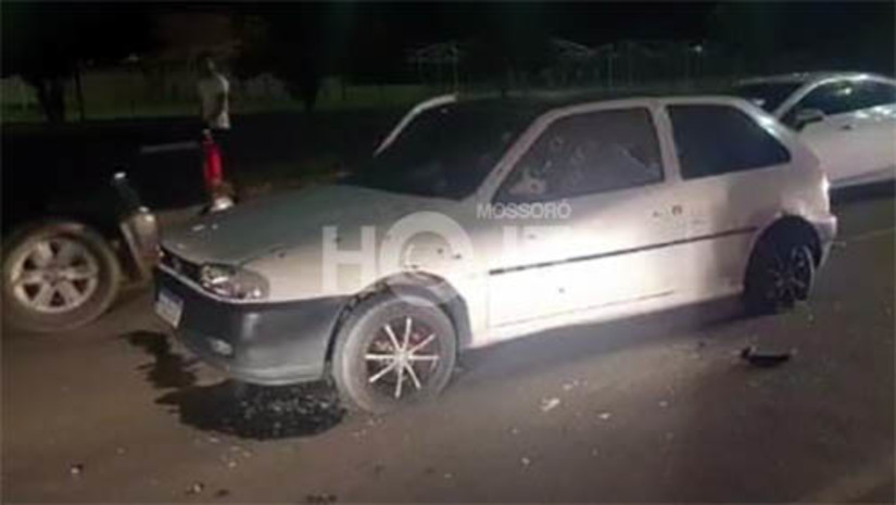 Imagem 1 -  Motorista é atingido por dois tiros, mas escapa de atentado na João da Escóssia, em Mossoró. O crime aconteceu na noite deste domingo (4), o carro em que a vítima estava, acompanhada de uma segunda pessoa, foi abordado e alvejado por diversos disparos de arma de fogo de, pelo menos, três calibres diferentes. De acordo com o delegado Luiz Antônio, o alvo era o condutor do veículo. Apesar da quantidade de tiros, ele foi atingido por apenas dois disparos, tendo um atingido seu rosto e o outro uma das pernas. O homem, que não teve o nome divulgado, conseguiu fugir do local tomando de assalto uma motocicleta e foi localizado pela Polícia Militar pouco tempo depois. Ele foi socorrido para uma unidade de saúde. A Polícia Civil vai investigar a motivação e autoria do crime.