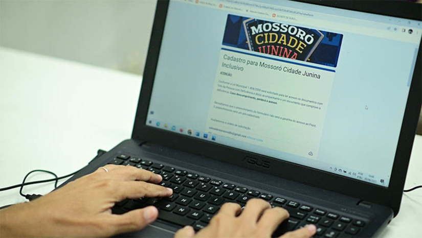 Imagem 1 - Saiba como realizar a inscrição para PCDs no "Front da Inclusão" na Estação das Artes. O espaço é uma área na frente do palco, na Estação das Artes, onde Pessoas com Deficiência (PCDs) terão acesso gratuito e poderão assistir aos shows do Mossoró Cidade Junina de forma segura. Serão disponibilizados 40 acessos por noite ao "Front", sendo 20 para PCDs e 20 para seus acompanhantes. Do total diário, 10 são para os PCDs associados a alguma instituição com atuação direta em prol da causa e 10 ingressos para PCDs sem vinculação institucional; veja como proceder para reservar o acesso. Imagem 1 - Saiba como realizar a inscrição para PCDs no "Front da Inclusão" na Estação das Artes. O espaço é uma área na frente do palco, na Estação das Artes, onde Pessoas com Deficiência (PCDs) terão acesso gratuito e poderão assistir aos shows do Mossoró Cidade Junina de forma segura. Serão disponibilizados 40 acessos por noite ao "Front", sendo 20 para PCDs e 20 para seus acompanhantes. Do total diário, 10 são para os PCDs associados a alguma instituição com atuação direta em prol da causa e 10 ingressos para PCDs sem vinculação institucional; veja como proceder para reservar o acesso.