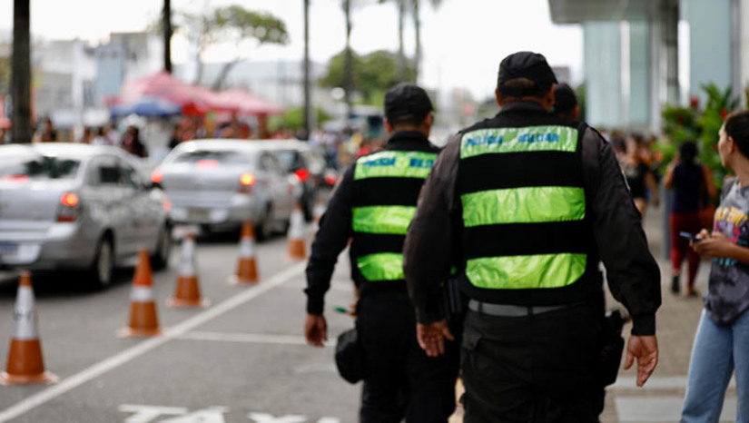 Imagem 1 - RN fecha o mês de maio com redução de 16,5% no total de mortes violentas. Em relação ao acumulado no ano, o RN apresenta uma diminuição de 12% em relação aos cinco primeiros meses de 2022. De acordo com os dados divulgados pela Coordenadoria de Informações Estatísticas e Análises Criminais (COINE) da Secretaria de Estado da Segurança Pública e da Defesa Social (SESED), em maio do ano passado foram registrados 91 homicídios em todo o estado. Em maio deste ano, foram 76 ocorrências de mortes violentas, o que representa redução de 16,5%. Imagem 1 - RN fecha o mês de maio com redução de 16,5% no total de mortes violentas. Em relação ao acumulado no ano, o RN apresenta uma diminuição de 12% em relação aos cinco primeiros meses de 2022. De acordo com os dados divulgados pela Coordenadoria de Informações Estatísticas e Análises Criminais (COINE) da Secretaria de Estado da Segurança Pública e da Defesa Social (SESED), em maio do ano passado foram registrados 91 homicídios em todo o estado. Em maio deste ano, foram 76 ocorrências de mortes violentas, o que representa redução de 16,5%.
