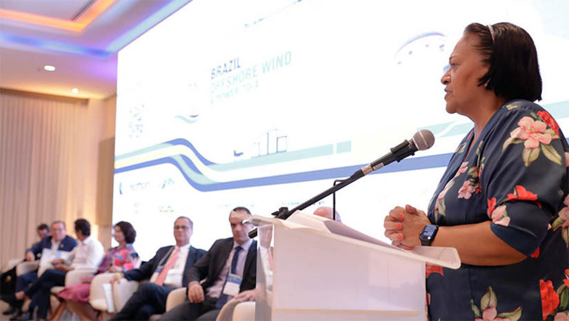 Imagem 1 -  Fátima Bezerra defende aprovação de marco regulatório da energia offshore. Projeto de lei neste sentido, de autoria do ex-senador e atual presidente da Petrobras, Jean Paul Prates, foi aprovado pelo Senado em agosto do ano passado, mas ainda precisa ser votado na Câmara dos Deputados. Durante sua participação na abertura do "Brazil Offshore Wind & Power-to-X 2023", realizada nesta segunda (5), a  governadora do RN destacou a importância da regulamentação para o futuro do desenvolvimento do Estado. “No mar, nosso potencial é enorme, superando a capacidade instalável de 55 GigaWatts, isso apenas em áreas consideradas aptas, sem a interferência com atividades existentes ou com alguma restrição. No geral, nosso potencial supera os 140 GW”, afirmou.