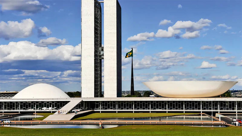 Imagem 1 -  [COLUNA ESPLANADA] Congressistas e assessores encarregados de negociar projetos de interesse do Palácio do Planalto no Congresso Nacional identificaram uma característica autoritária no trato entre Governo e Legislativo que dificultam acordos. Atribuem este estilo ao grande número de ex-governadores como ministros. São sete ex-executivos estaduais (Bahia, ão Paulo, Piauí, Maranhão, Ceará, Alagoas e Amapá) no 1º escalão de Lula da Silva na Esplanada, não acostumados aos instrumentos legislativos que aumentaram o poder do Congresso – situação que não enfrentaram nas Assembleias Legislativas, mais maleáveis a seguir os Palácios locais.