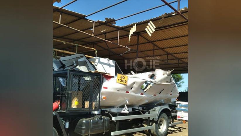 Imagem 1 -  Caminhão tanque explode enquanto era soldado dentro de oficina de empresa, em Mossoró. O caso aconteceu no bairro Bom Pastor, na manhã desta quarta-feira (7). De acordo com a Major Martinez, comandante do Corpo de Bombeiros de Mossoró, um funcionário de uma empresa estava fazendo um serviço de solda em um caminhão vazio e acabou gerando uma explosão. O acidente deixou uma pessoa ferida sem gravidade e danificou, além do tanque do caminhão, o telhado da oficina. Ainda segundo a Major, quando um caminhão tanque está vazio ele possui mais gás em suspensão, o que propicia esse tipo de ocorrência. Ela orienta que, em caso de necessidade de realizar solda ou outros serviços que gerem calor, seja feita uma boa limpeza antes.