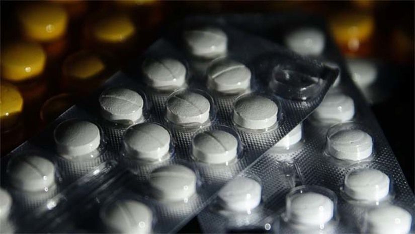 Imagem 1 -  Beneficiários do Bolsa Família terão acesso a medicamentos gratuitos. Quarenta remédios antes com 50% de desconto passam a ser de graça. O programa foi relançado nesta quarta-feira (7), pelo presidente Luiz Inácio Lula da Silva, em Recife.  Segundo o presidente, a proposta do governo é, cada vez mais, inserir novos medicamentos na cartela de insumos fornecidos pelo programa, oferecendo “oportunidade de as pessoas viverem mais, de as pessoas poderem curar as suas doenças. Até porque hoje cuidar de doenças é muito caro. Qualquer remédio é muito caro”.