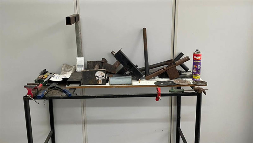 Imagem 1 -  DHPP prende suspeito de fabricar armas caseira na própria residência, em Mossoró. A prisão aconteceu nesta quarta-feira (7). No local, uma residência localizada no bairro Alto da Conceição, os policiais também apreenderam armas caseiras já praticamente finalizadas e munições de calibre 9mm. O suspeito foi autuado pelos crimes de posse irregular de munição e pela fabricação clandestina de arma de fogo. O homem foi conduzido à cadeia pública de Mossoró, onde permanecerá à disposição da justiça. 