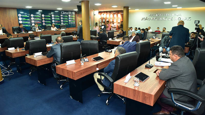 Imagem 1 - Lei de Diretrizes Orçamentária de Mossoró para 2024 é aprovada em primeiro turno na Câmara. A pauta foi votada nesta quarta-feira (7) e teve 14 votos favoráveis e 6 abstenções. Prevista no Projeto do Executivo 52/2023, a LDO lança bases para o orçamento da Prefeitura para o próximo ano, a ser votado na Câmara em dezembro (Lei Orçamentária Anual). Antes da votação, o plenário leu o parecer ao projeto da Comissão de Orçamento, Finanças e Contabilidade (COFC), que rejeitou 36 emendas e aprovou outras quatro. Essa decisão prevaleceu na aprovação na LDO. Imagem 1 - Lei de Diretrizes Orçamentária de Mossoró para 2024 é aprovada em primeiro turno na Câmara. A pauta foi votada nesta quarta-feira (7) e teve 14 votos favoráveis e 6 abstenções. Prevista no Projeto do Executivo 52/2023, a LDO lança bases para o orçamento da Prefeitura para o próximo ano, a ser votado na Câmara em dezembro (Lei Orçamentária Anual). Antes da votação, o plenário leu o parecer ao projeto da Comissão de Orçamento, Finanças e Contabilidade (COFC), que rejeitou 36 emendas e aprovou outras quatro. Essa decisão prevaleceu na aprovação na LDO.