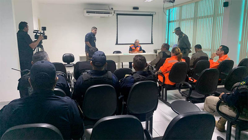 Imagem 1 - Cúpula da segurança se reúne para avaliar atuação no Pingo da Mei Dia e definir novas estratégias para o MCJ. A reunião, que aconteceu na manhã desta quarta-feira (7), reuniu as forças de segurança que atuam na cidade de Mossoró e teve como objetivo fazer um balanço sobre os pontos positivos e negativos das atividades no Pingo da Mei Dia, além de definir o que precisa ser melhorado para garantir a segurança do público nos demais dias de Mossoró Cidade Junina, bem como garantir melhores condições de trabalho para os agentes de segurança que vão trabalhar no evento. Imagem 1 - Cúpula da segurança se reúne para avaliar atuação no Pingo da Mei Dia e definir novas estratégias para o MCJ. A reunião, que aconteceu na manhã desta quarta-feira (7), reuniu as forças de segurança que atuam na cidade de Mossoró e teve como objetivo fazer um balanço sobre os pontos positivos e negativos das atividades no Pingo da Mei Dia, além de definir o que precisa ser melhorado para garantir a segurança do público nos demais dias de Mossoró Cidade Junina, bem como garantir melhores condições de trabalho para os agentes de segurança que vão trabalhar no evento.