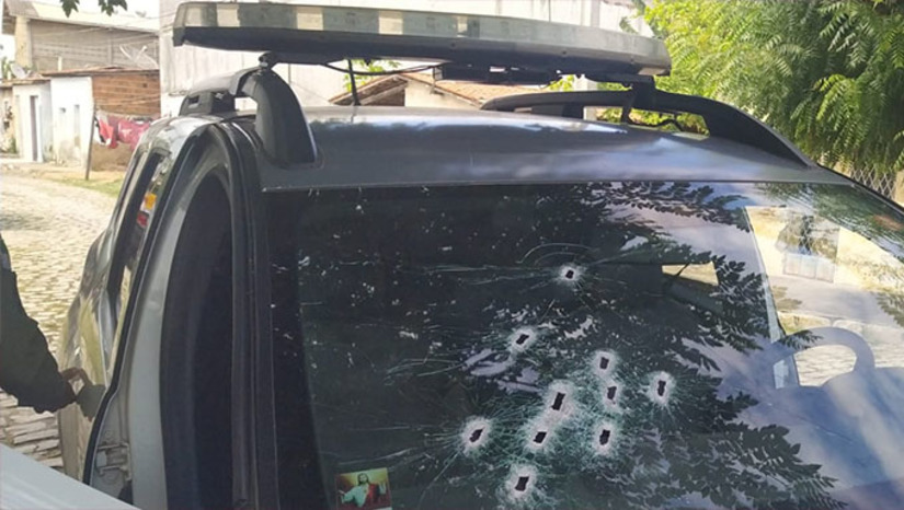 Imagem 1 -  Os suspeitos num Corola tomado de assalto na Maísa foram localizados na região do bairro Paredões. Ao perceberem a presença da Polícia, fugiram na direção do Grande Alto São Manoel. Na região da Ilha de Santa Luzia, abandonaram o veiculo e tentaram tomar outro de assalto. Não deu certo. Se refugiaram numa residência, foi quando chegou o reforço da Guarda Municipal e os suspeitos atiraram na direção dos policiais, que, por sua vez, revidaram. Dois baleados foram levados para o HRTM e dois para a Delegacia de Plantão. Ainda hoje teremos mais informações.