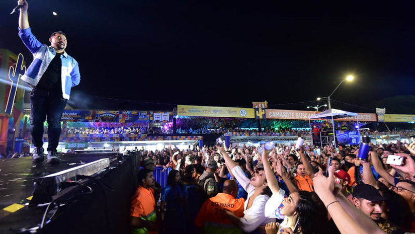 Imagem 1 - Xand Avião comanda segunda noite na Estação das Arte; nesta sexta sobem ao palco Aline Reis, Zé Vaqueiro e Felipe Amorim. A segunda noite de shows no Polo Estação ainda contou com apresentações dos cantores Werick Mendes e Eric Land. O grande público prestigiou shows musicais com repertórios recheados de sucessos do passado e do presente. O forró e o piseiro ditaram o ritmo dos mossoroense e turistas da região e outros estados do Brasil. Nesta sexta-feira (9) a festa continua com Aline Reis, Zé Vaqueiro e Felipe Amorim. Imagem 1 - Xand Avião comanda segunda noite na Estação das Arte; nesta sexta sobem ao palco Aline Reis, Zé Vaqueiro e Felipe Amorim. A segunda noite de shows no Polo Estação ainda contou com apresentações dos cantores Werick Mendes e Eric Land. O grande público prestigiou shows musicais com repertórios recheados de sucessos do passado e do presente. O forró e o piseiro ditaram o ritmo dos mossoroense e turistas da região e outros estados do Brasil. Nesta sexta-feira (9) a festa continua com Aline Reis, Zé Vaqueiro e Felipe Amorim.