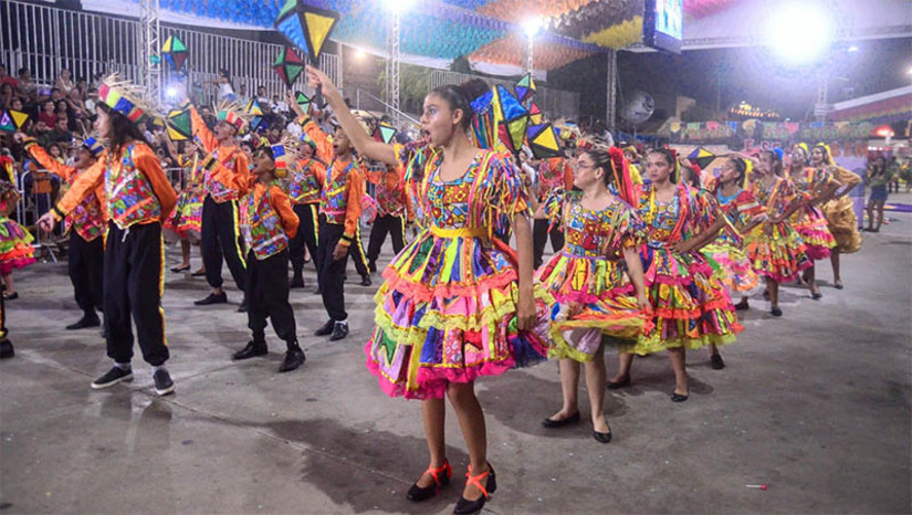 Imagem 1 - Quadrilhas “Noite de São João” e “Sonho de Amor” levam os primeiros lugares em suas categorias. Ao todo, cinco grupos juninos da cidade se apresentaram para um grande público que compareceu a Arena Deodete Dias, nesta quinta-feira (8), sendo dois da categoria tradicional e três da categoria municipal estilizado infantil. O primeiro lugar da categoria tradicional ficou com a quadrilha Noite de São João, que obteve 59,3 pontos e superou a Alegria Matutinha. Já na infantil quem levou o título foi a quadrilha Sonho de Amor, com 59,6 pontos. A segunda colocada foi Amor Nordestino, com 57,6. Imagem 1 - Quadrilhas “Noite de São João” e “Sonho de Amor” levam os primeiros lugares em suas categorias. Ao todo, cinco grupos juninos da cidade se apresentaram para um grande público que compareceu a Arena Deodete Dias, nesta quinta-feira (8), sendo dois da categoria tradicional e três da categoria municipal estilizado infantil. O primeiro lugar da categoria tradicional ficou com a quadrilha Noite de São João, que obteve 59,3 pontos e superou a Alegria Matutinha. Já na infantil quem levou o título foi a quadrilha Sonho de Amor, com 59,6 pontos. A segunda colocada foi Amor Nordestino, com 57,6.