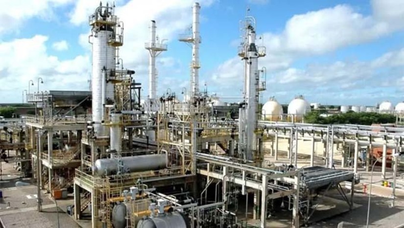Imagem 1 -  3R Potiguar aumenta preço dos combustíveis na Refinaria Clara Camarão. Com esses reajustes, a expectativa é de que deve vir aumentos nos preços destes combustíveis nos postos no RN que são abastecidos pelas distribuidoras que adquirem a Gasolina A e o Diesel S500 na Refinaria Clara Camarão.  A 3R Petroleum afirmou, em nota, que "os preços dos produtos derivados produzidos pela companhia seguem parâmetros de mercado - tais como o dólar, o valor de referência internacional do petróleo, custos logísticos para recebimento de derivados na região Nordeste, entre outros".