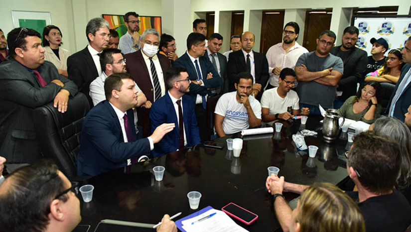 Imagem 1 - CMM retira projetos de pauta após manifestação de servidores e suspensão de sessão extraordinária. Durante a análise do Projeto de Lei Complementar do Executivo 17/2023, quando a matéria se encaminha para aprovação sem alterações, o plenário foi ocupado por servidores públicos da Prefeitura, que já realizavam manifestação nas galerias da Câmara contra a pauta. O PLC trata do instituto da readaptação, institui gratificação para servidores integrantes de comissão de sindicância e processo administrativo disciplinar, transpõe benefícios temporários do Regime Próprio de Previdência Social para o Estatuto do Servidor. Os servidores alegam que o PLC retira direitos das categorias. Também foi retirado da pauta desta sexta (9), a pedido da OAB Mossoró, o Projeto de Lei Complementar do Executivo 20/2023, que dispõe sobre a Lei Orgânica da Procuradoria-geral do Município de Mossoró e o Estatuto dos Procuradores do Município. De acordo com o Presidente da OAB, Hermeson Pinheiro, a instituição recebeu o projeto na quarta-feira (7), não tendo tempo hábil para analisá-lo, mas alega que, numa análise rápida, foi possível perceber que alguns artigos vão de encontro à legislação federal. Imagem 1 - CMM retira projetos de pauta após manifestação de servidores e suspensão de sessão extraordinária. Durante a análise do Projeto de Lei Complementar do Executivo 17/2023, quando a matéria se encaminha para aprovação sem alterações, o plenário foi ocupado por servidores públicos da Prefeitura, que já realizavam manifestação nas galerias da Câmara contra a pauta. O PLC trata do instituto da readaptação, institui gratificação para servidores integrantes de comissão de sindicância e processo administrativo disciplinar, transpõe benefícios temporários do Regime Próprio de Previdência Social para o Estatuto do Servidor. Os servidores alegam que o PLC retira direitos das categorias. Também foi retirado da pauta desta sexta (9), a pedido da OAB Mossoró, o Projeto de Lei Complementar do Executivo 20/2023, que dispõe sobre a Lei Orgânica da Procuradoria-geral do Município de Mossoró e o Estatuto dos Procuradores do Município. De acordo com o Presidente da OAB, Hermeson Pinheiro, a instituição recebeu o projeto na quarta-feira (7), não tendo tempo hábil para analisá-lo, mas alega que, numa análise rápida, foi possível perceber que alguns artigos vão de encontro à legislação federal.