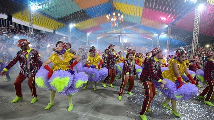 Imagem 1 - A grande vencedora, que vai representar nosso Estado do Rio Grande Norte na final do concurso “Globo Nordeste”, é a quadrilha “Lume da Fogueira”. O evento do Mossoró Cidade Junina (MCJ) 2023 foi escolhido pela equipe da Inter TV, como cenário para o concurso que é bastante almejado pelos grupos quadrilheiros de todo Estado do RN. A quadrilha “Lume da Fogueira” seguirá agora para a final do concurso da Globo Nordeste, que acontecerá em Recife/PE entre os dias 17 e 18 de junho. Imagem 1 - A grande vencedora, que vai representar nosso Estado do Rio Grande Norte na final do concurso “Globo Nordeste”, é a quadrilha “Lume da Fogueira”. O evento do Mossoró Cidade Junina (MCJ) 2023 foi escolhido pela equipe da Inter TV, como cenário para o concurso que é bastante almejado pelos grupos quadrilheiros de todo Estado do RN. A quadrilha “Lume da Fogueira” seguirá agora para a final do concurso da Globo Nordeste, que acontecerá em Recife/PE entre os dias 17 e 18 de junho.